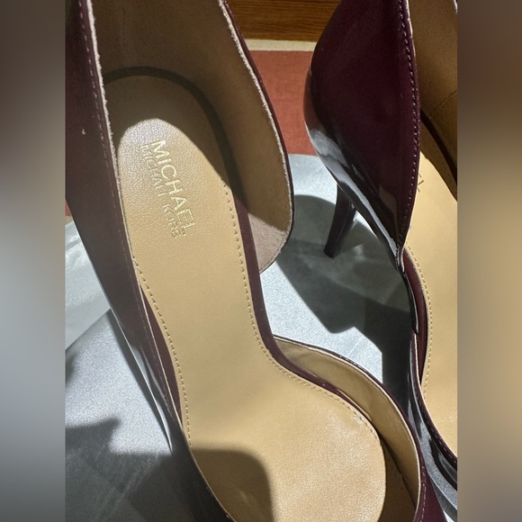 MICHAEL KORS MAROON PATENT LEATHER PUMPS SZ 8 LIKE NEW CONDITION - Picture 5 of 12